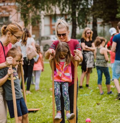 Zsonglőr játszóházban artisták segítségével tanulnak gólyalábazni a gyerekek