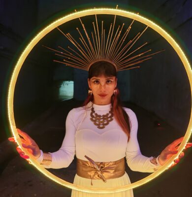 led istennő karakter ledes hullahopp-ot tart kézben egy artista istennő jelmezben